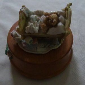 Music Box Plays Brahms "Lullabye"